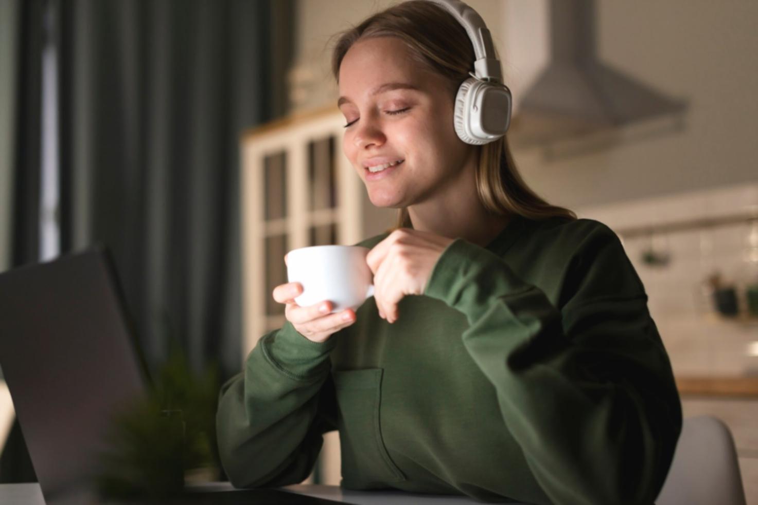 Tecnico informatico al lavoro su server aziendali